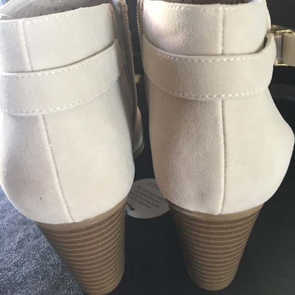 Shoes - Picture 2 of 4